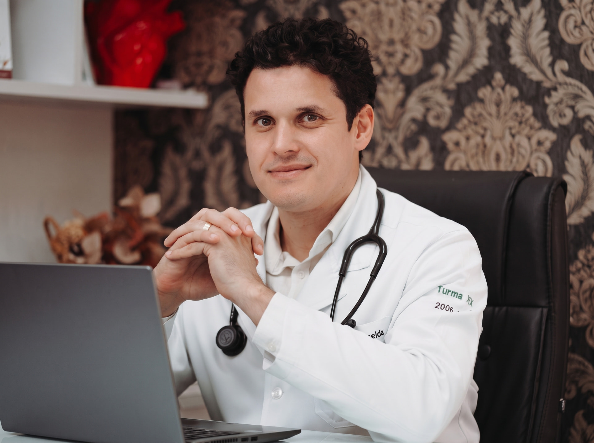 Dr. Alan Almeida, cardiologista em Toledo, em seu consultório